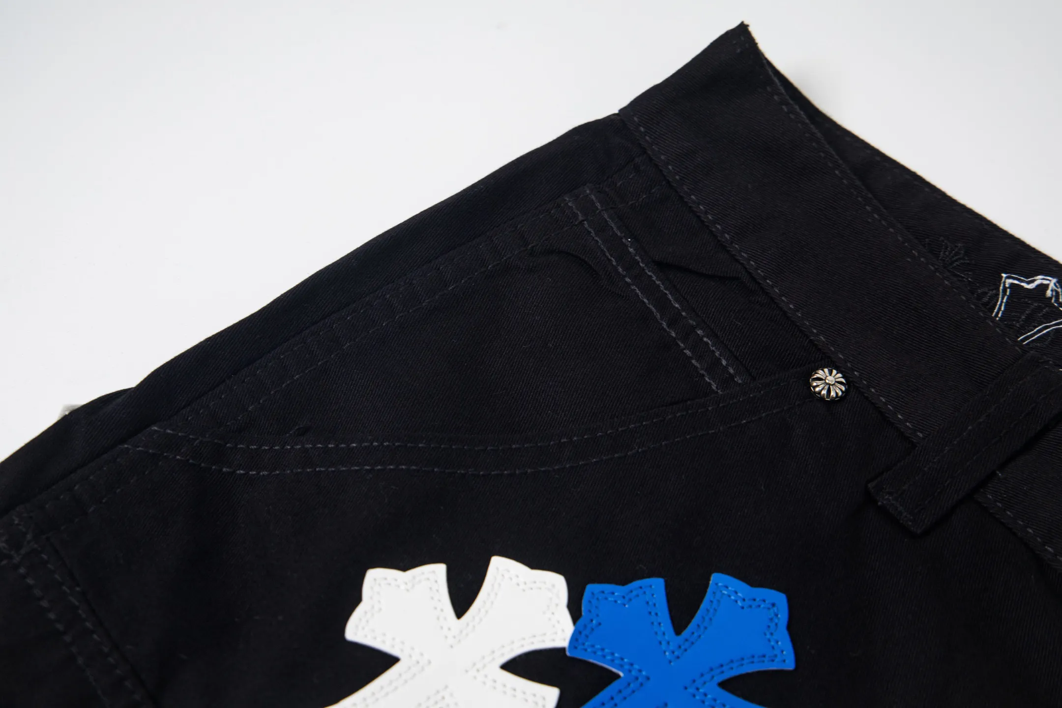 P260 Chrome Hearts Chrome Hearts black denim with white and blue multi-leather hot jeans. CH jeans need to be washed and then disassembled and hand-stitched with sheepskin cross leather and then spliced ​​to complete. The whole piece has too many craftsmanship to explain. The patchwork cross pattern is embellished, and the high-waisted washed jeans! ! Absolutely high-end luxury products, god-level single products, super popular products, made with top heavy industry, a magic weapon that cannot be missed. About Kroxin This is an extremely luxurious fashion brand, which can also be called the aristocrats of the high street. It has always been an exclusive brand for some hipsters or rich second generation. Compared with ordinary high streets, it is more luxurious and noble. Compared with luxury brands, it has a more fashionable personality and has always been a brand that I have a special liking for. Style number: 1765# Color: black Size: 28 30 32 34 36